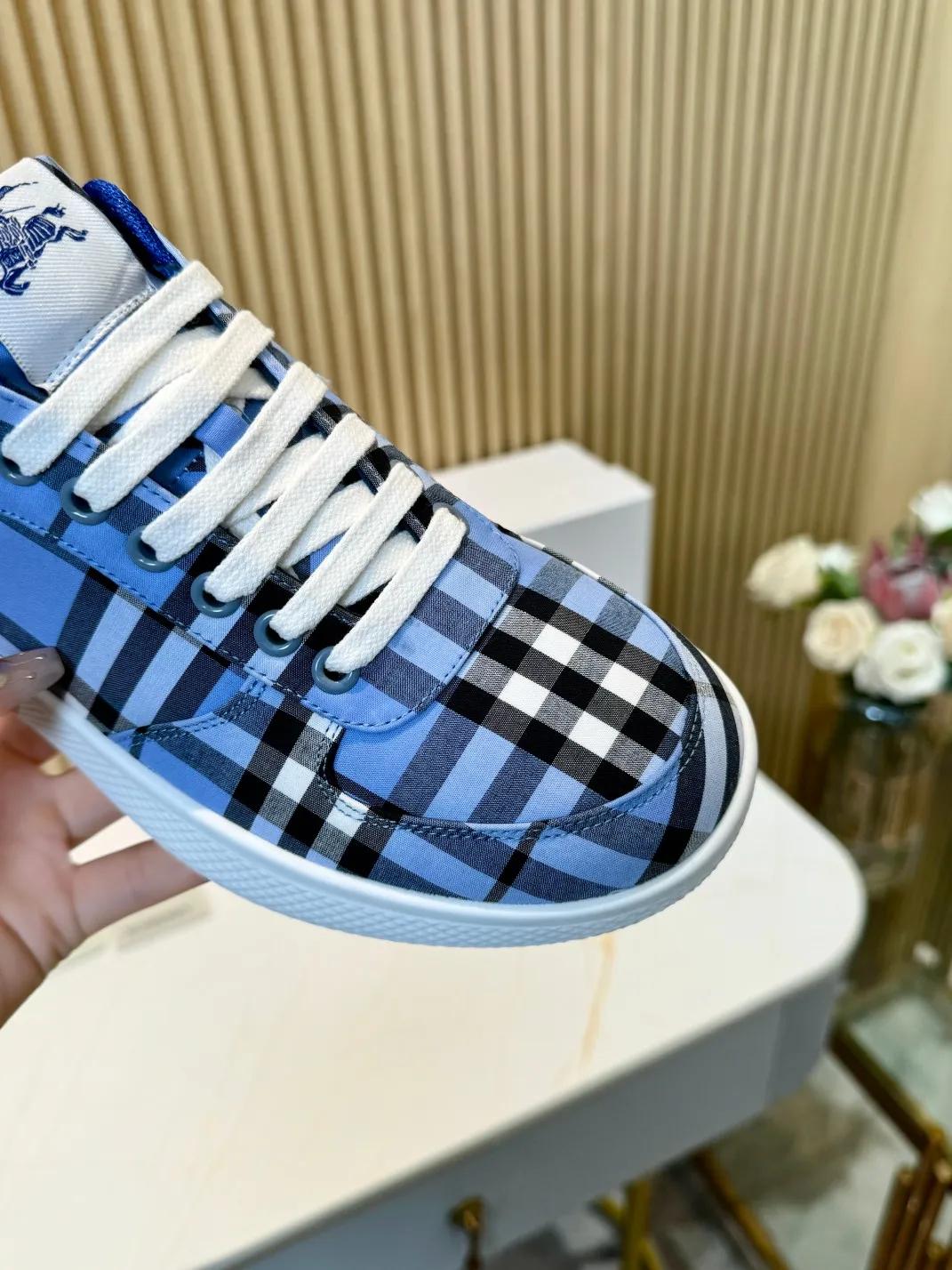 Men's men's shoes 💰560 Burberry's 2024 hot model is released. After three years, the classic plaid returns. It is versatile and decorated with worsted Burberry plaid pattern. Featuring a mesh lining and checkered laces, the rubber sole features the archive Burberry monogram. From Burberry's iconic collection, these wardrobe staples are interpreted with the brand's signature style.   ✅Fabric: classic cotton + silk cowhide ✅Lining: original board lining, silk cowhide lining ✅Outsole: TPU ✅Color: sky blue ✅Code number: men's 35-45 (35,45 customized)